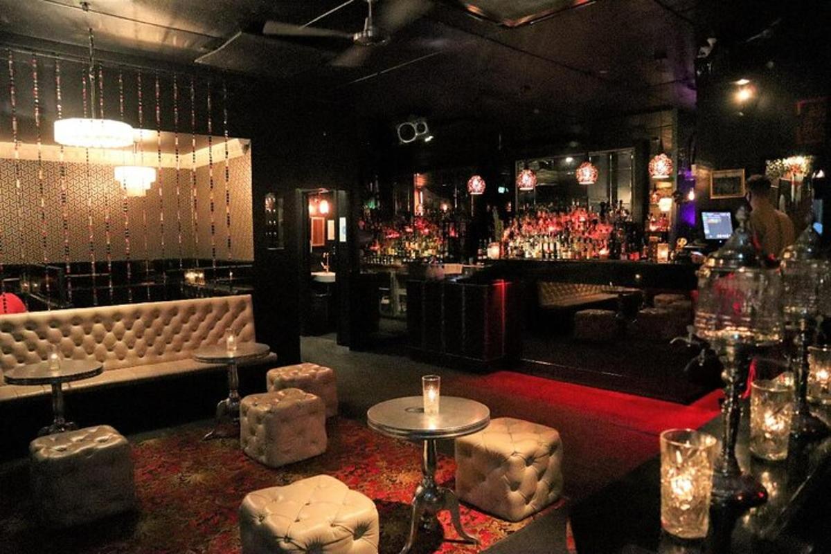 un bar con sedie, tavoli e un bancone da bar