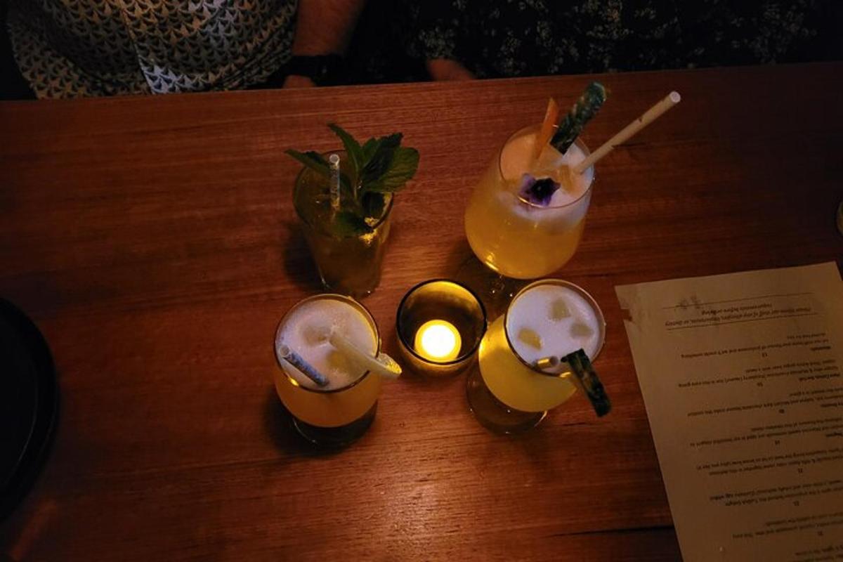 un tavolo con due cocktail e una candela sopra