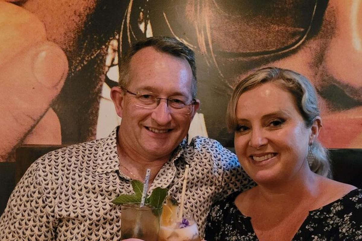 un uomo e una donna posano per una foto