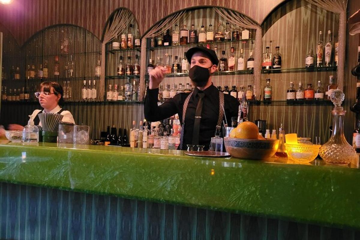 un barista che prepara un drink al bar