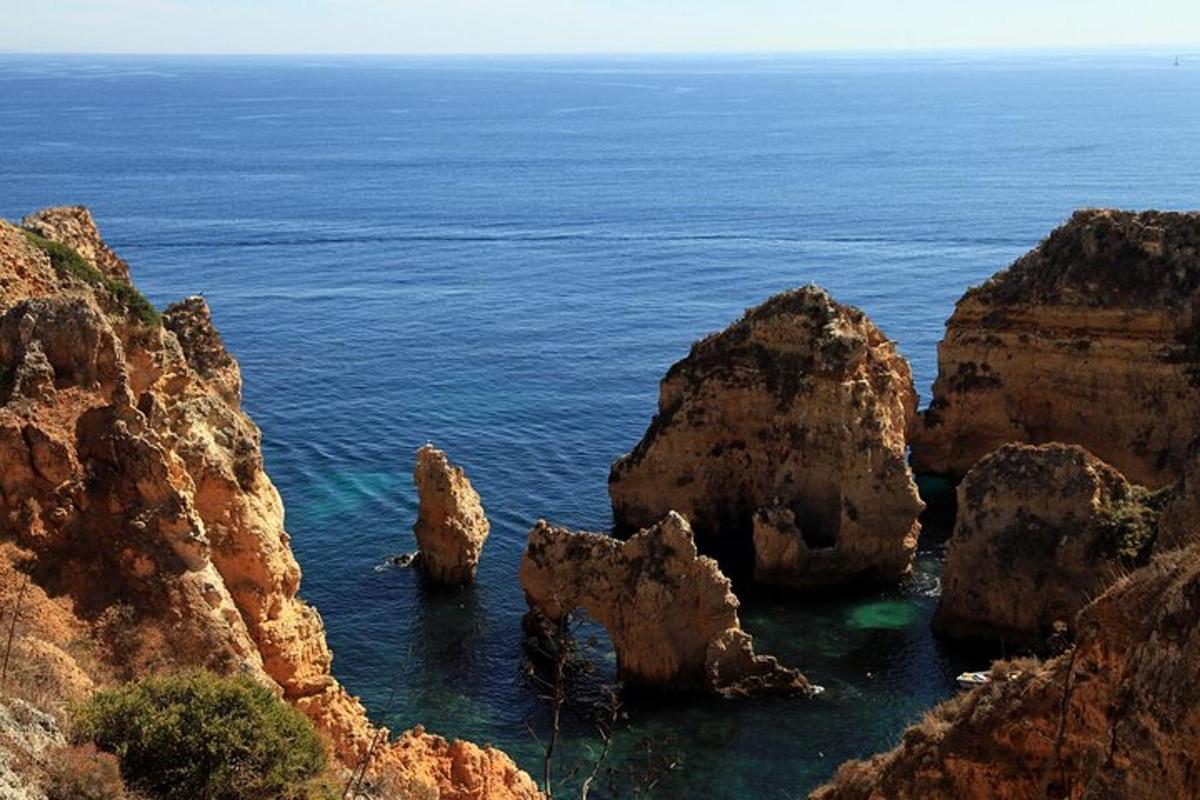 un gruppo di rocce nell'acqua vicino all'oceano
