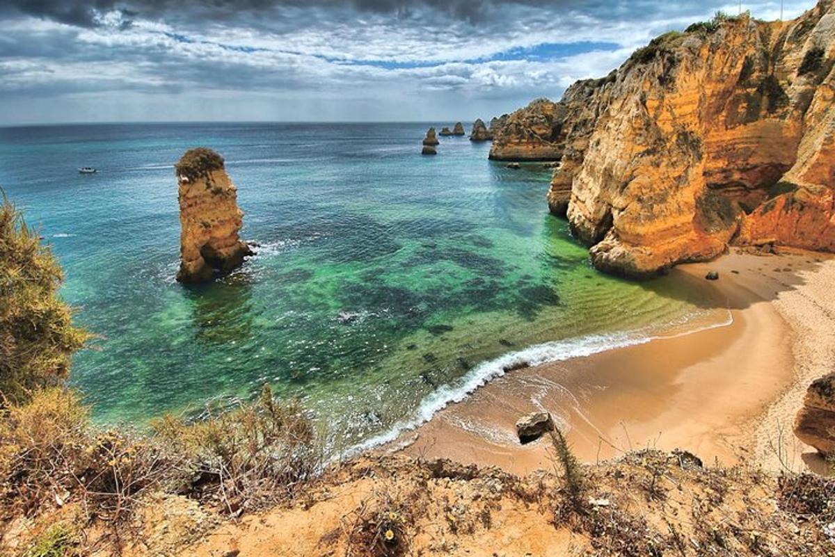 una vista di una spiaggia con rocce nell'acqua