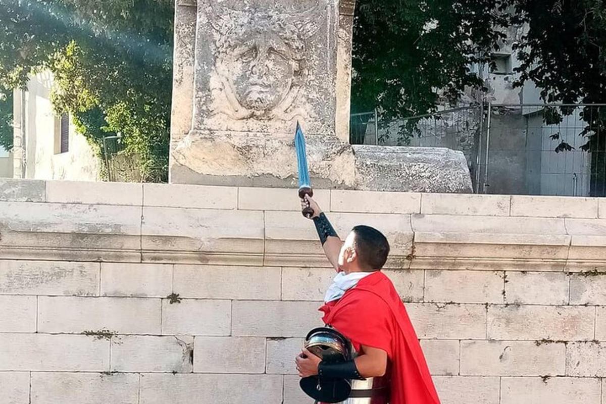 мужчина в красном плаще, держащий биту