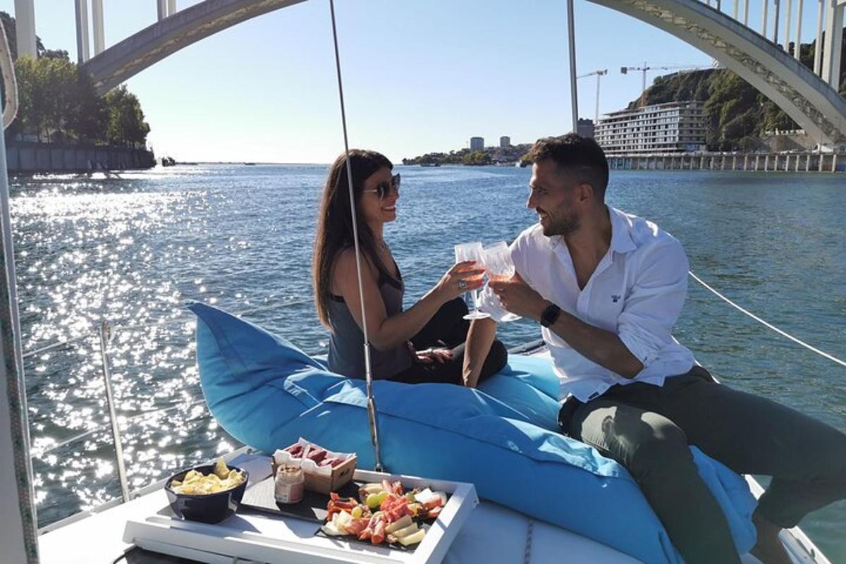 egy férfi és egy nő borospoharakkal ül egy hajón