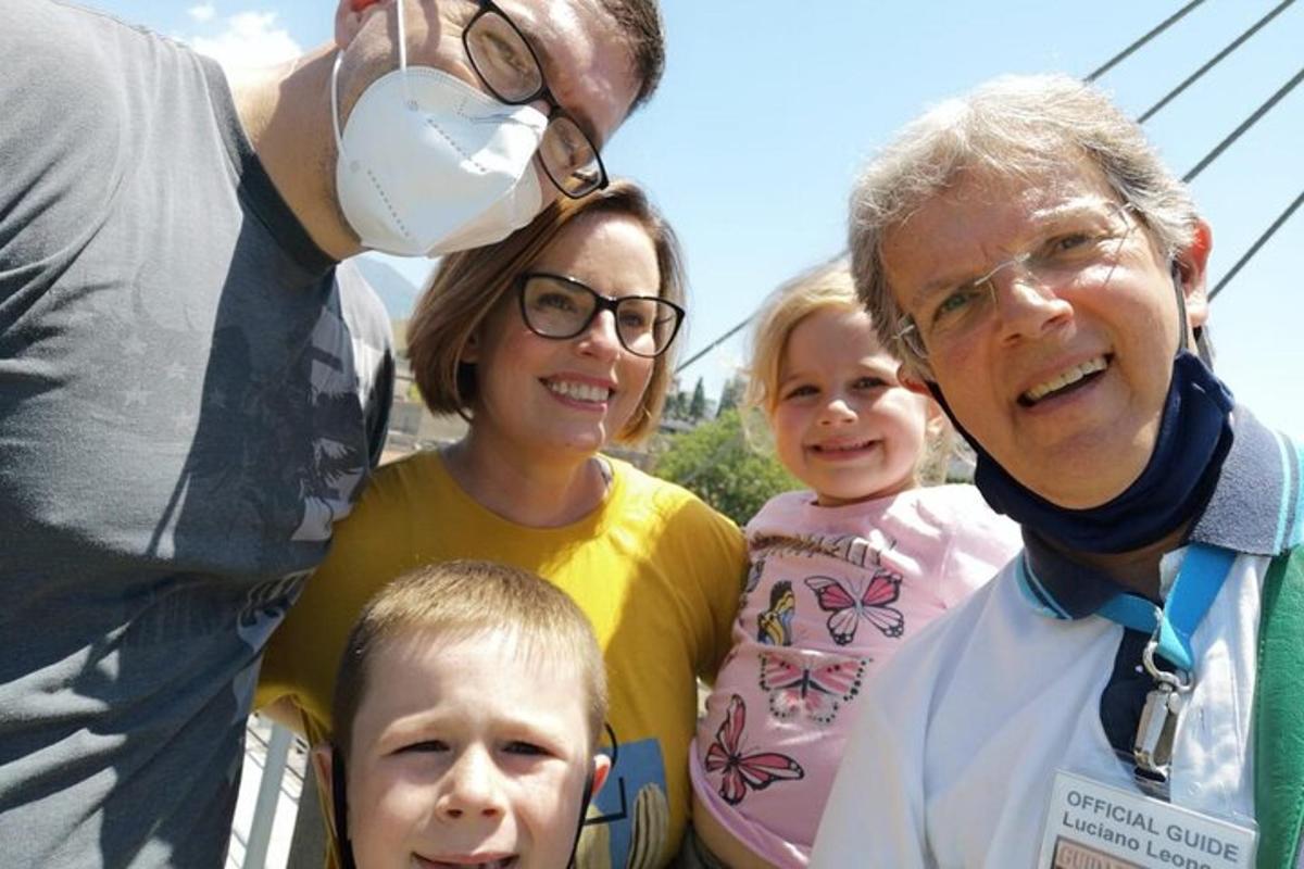 o familie care pozează pentru o fotografie purtând o mască