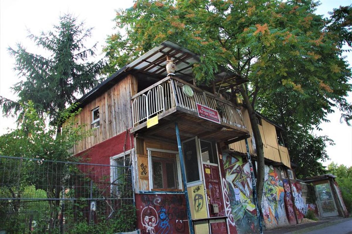 un edificio con graffiti sul lato