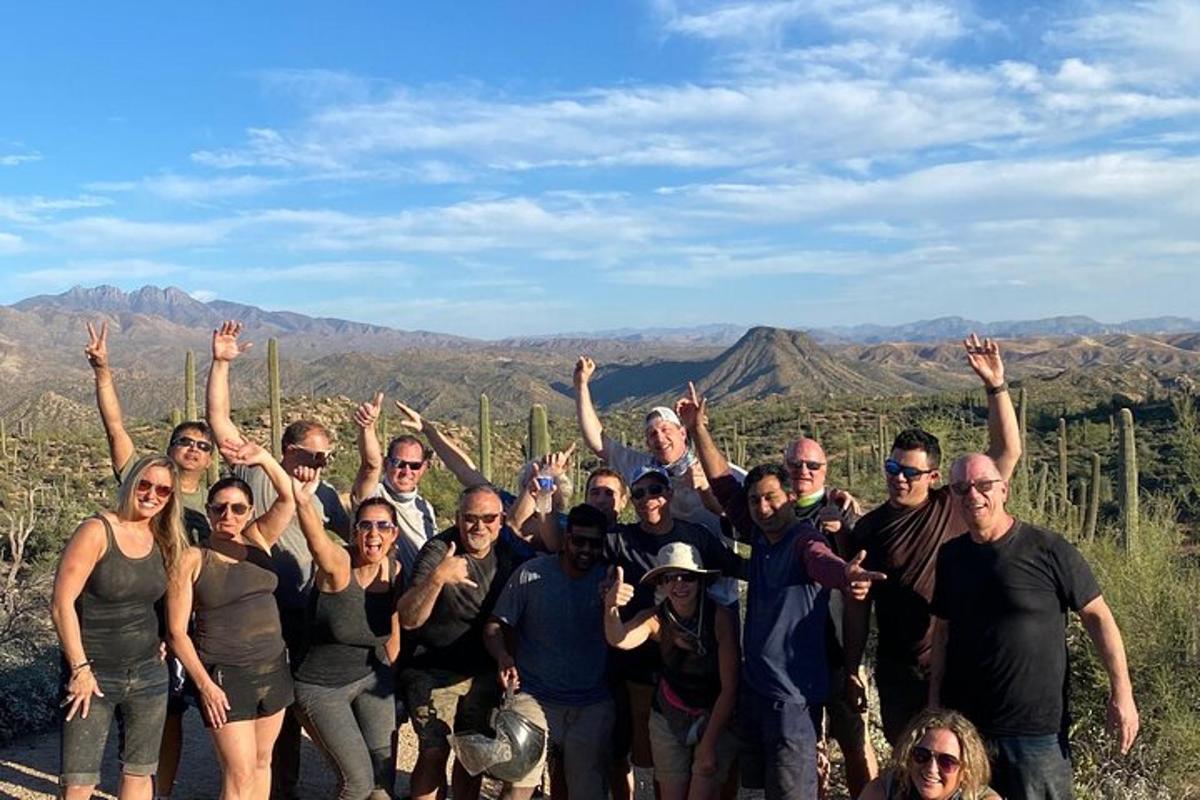 un gruppo di persone in posa per una foto in montagna