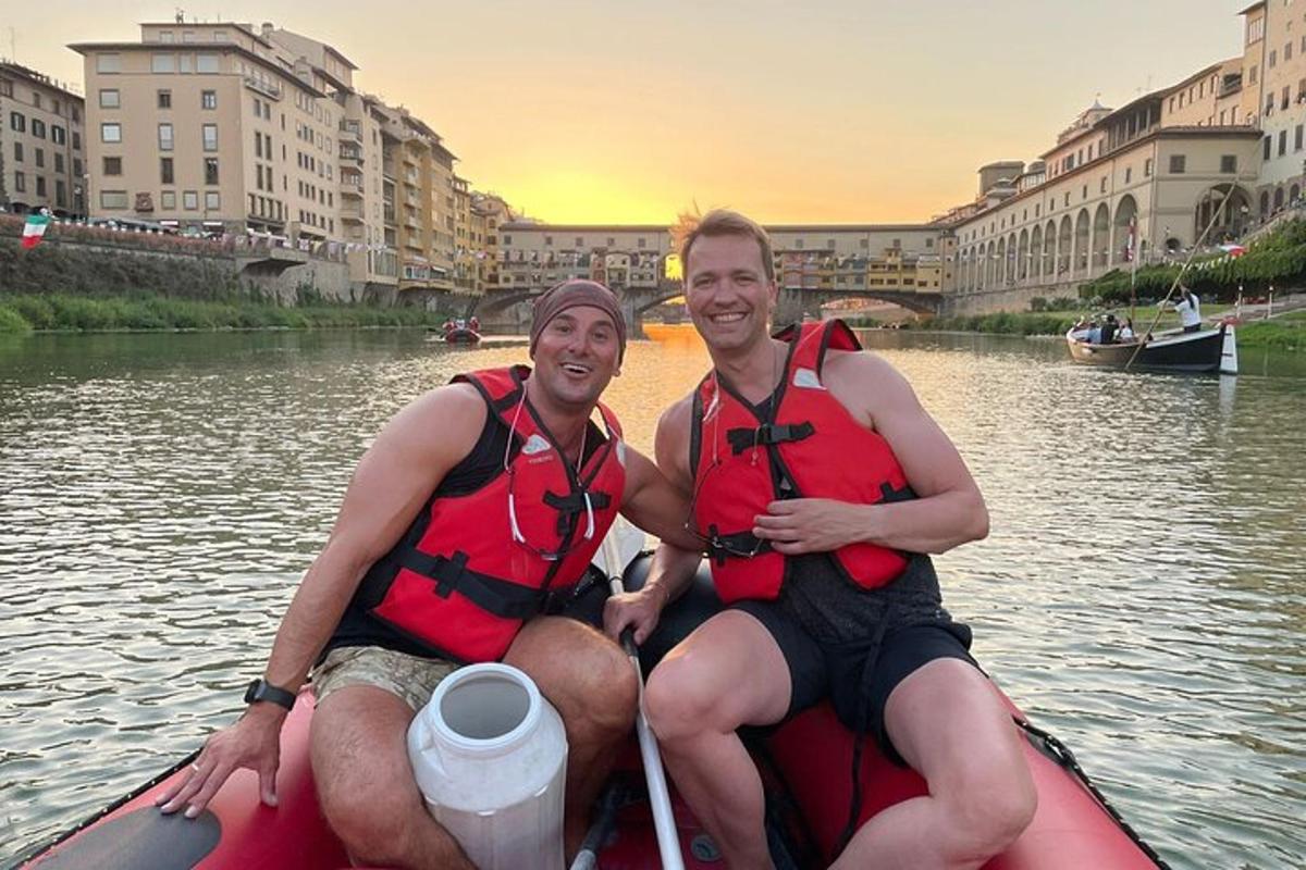 zwei Männer in Schwimmwesten in einem Boot auf einem Fluss