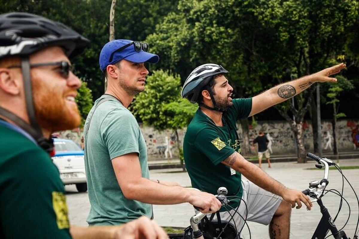 skupina troch mužov na bicykli