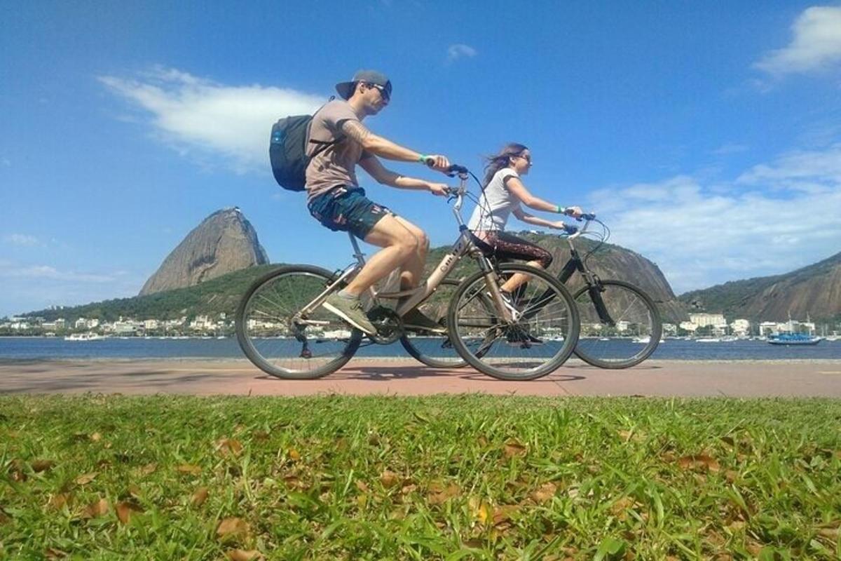 muž a žena jazdia na bicykloch na pláži