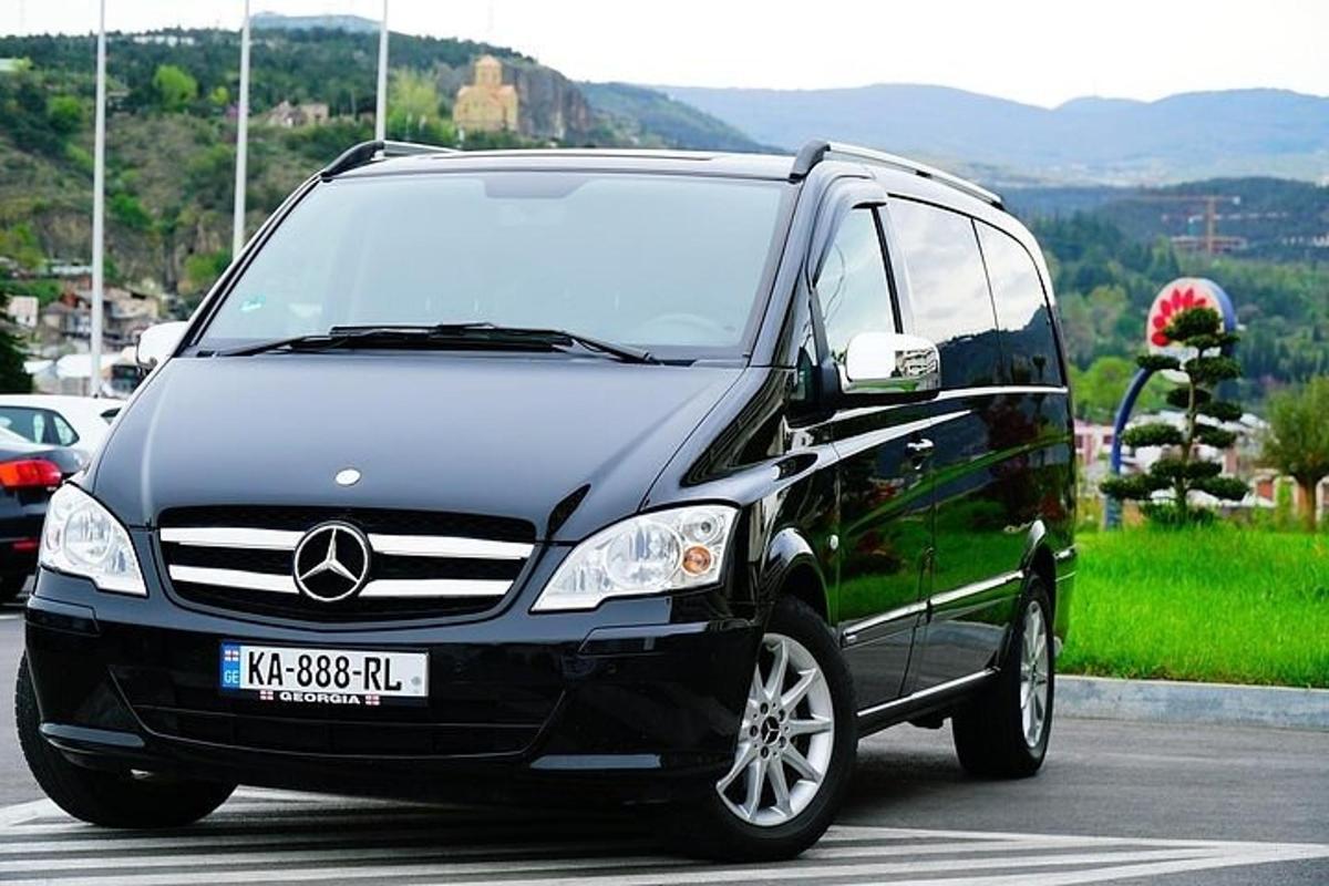 van acedes benz estacionada em um estacionamento