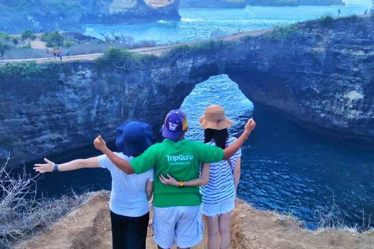 Un grupo de personas de pie frente a una cueva.