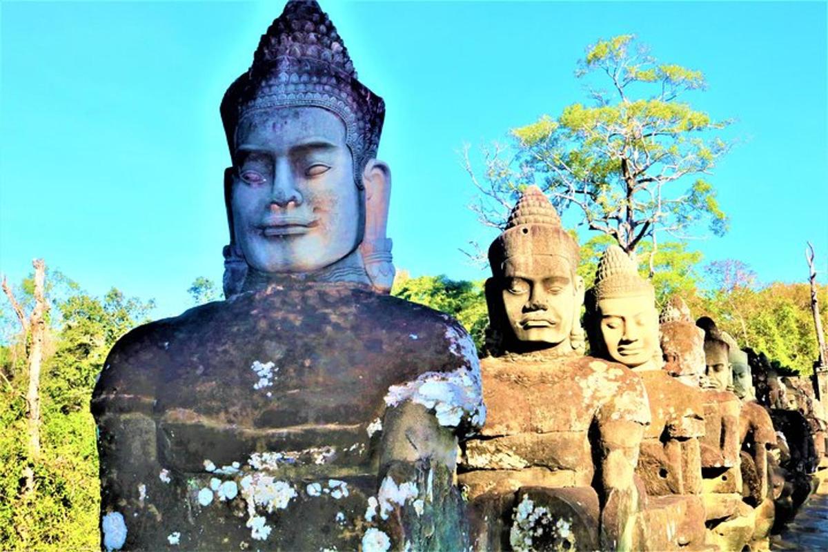 sekelompok patung yang berdiri berdampingan