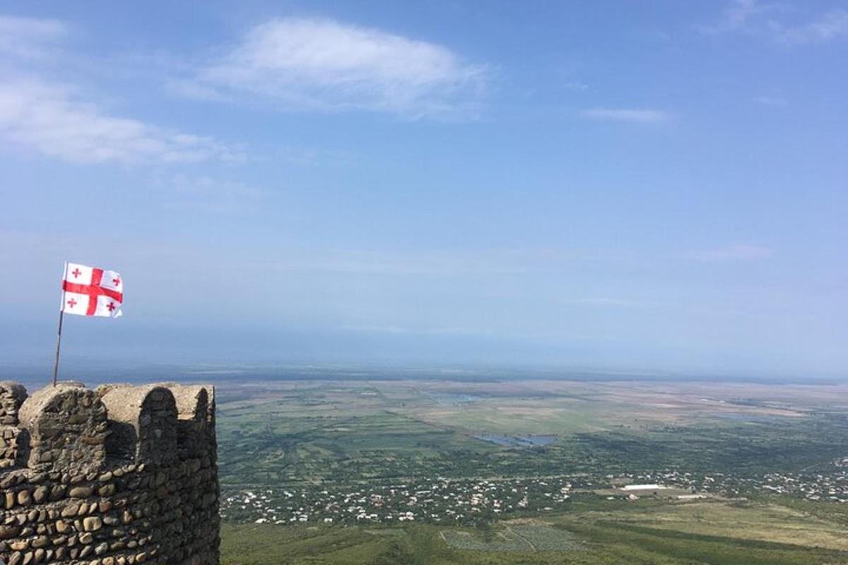 vlajka na vrcholu hradu s městem