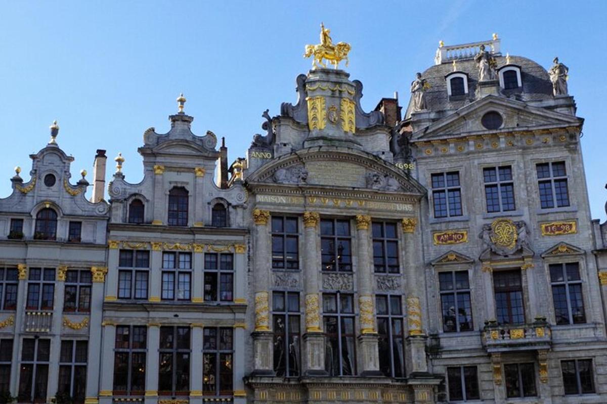 um grande edifício com uma estátua no topo