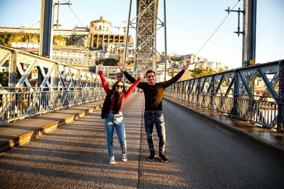 Un hombre y una mujer de pie en un puente