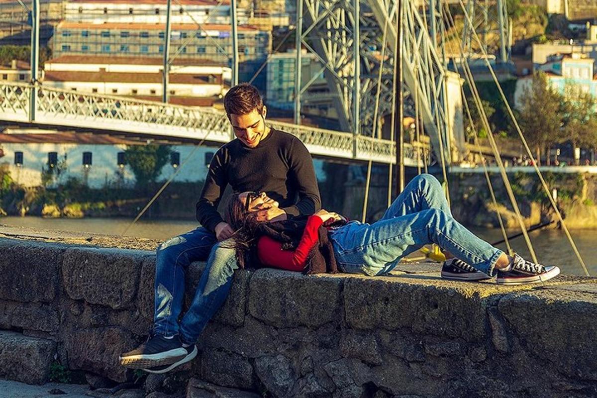 Un hombre y una mujer sentados en un muro