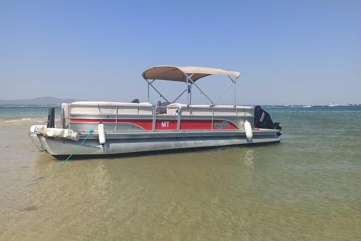 čoln, ki stoji v vodi na plaži