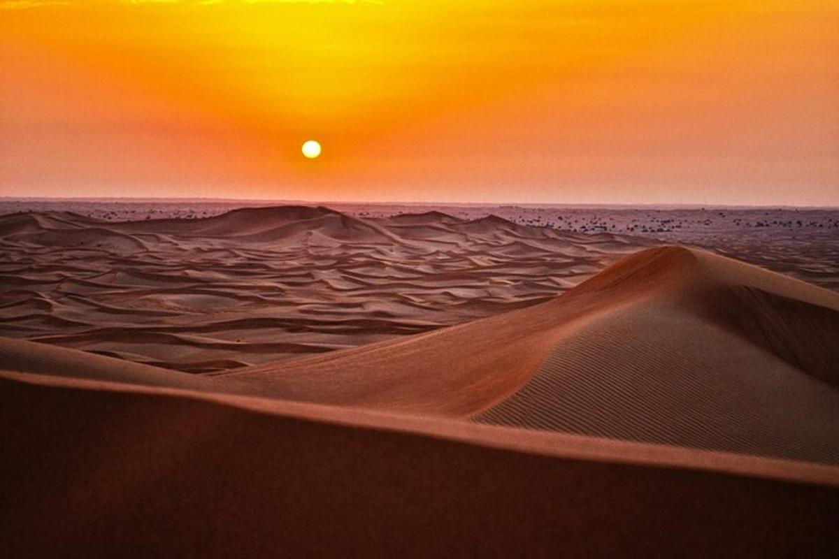 un dipinto di un deserto con il sole che tramonta