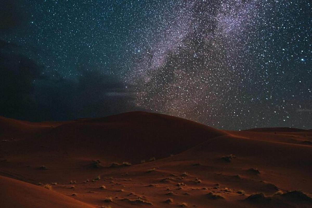 una notte stellata nel deserto con la via lattea