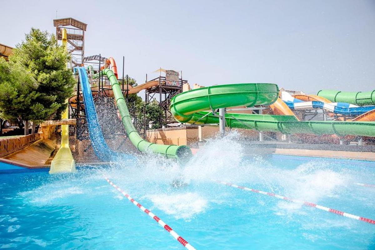 un tobogán de agua en una piscina