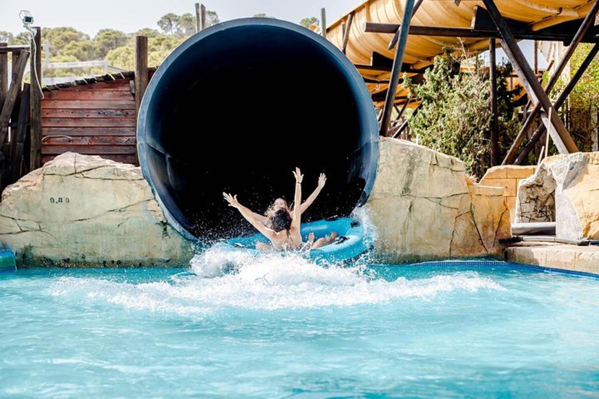 Una persona está jugando con una pelota grande en el agua.