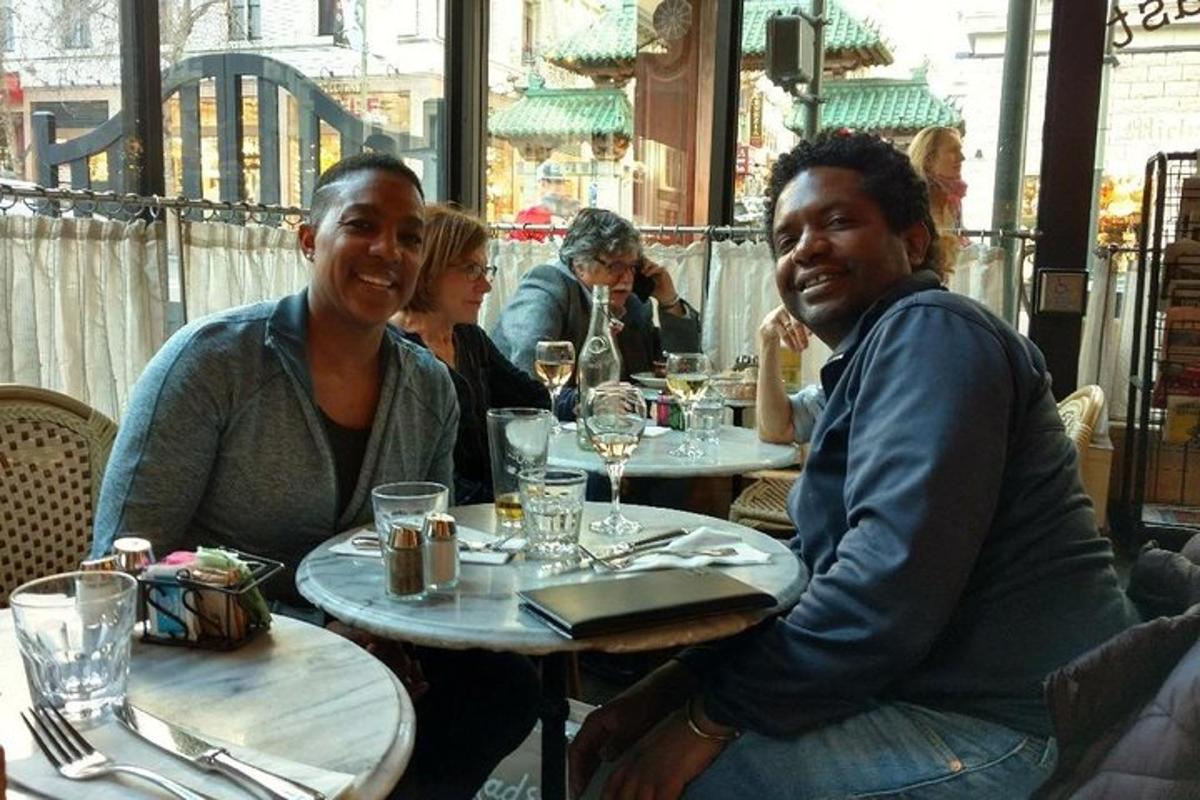 un grupo de personas sentadas en mesas en un restaurante