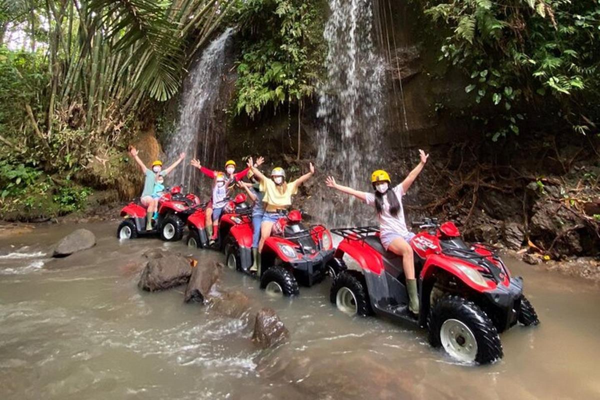 um grupo de pessoas andando de quadriciclo na água