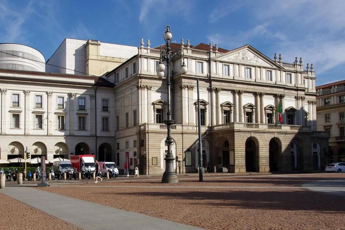 un grande edificio con un lampione di fronte