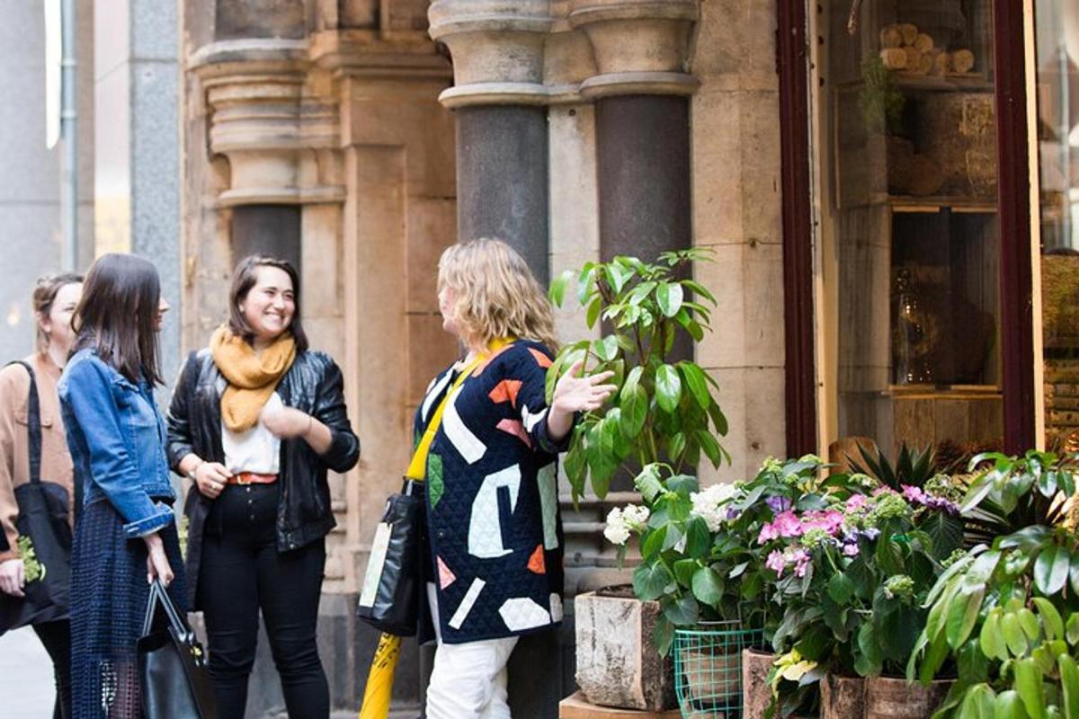 un grup de persones dretes davant d'una floristeria