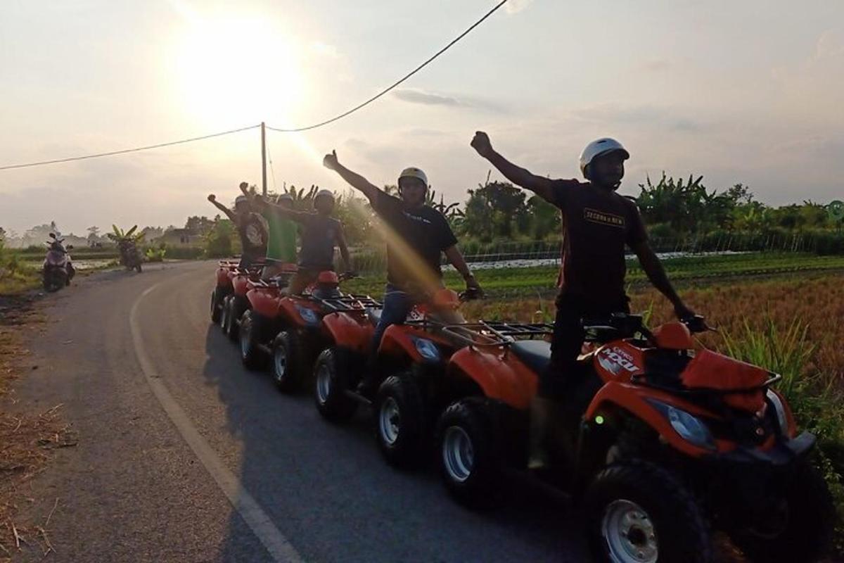 道路を走るATVに乗った人々のグループ