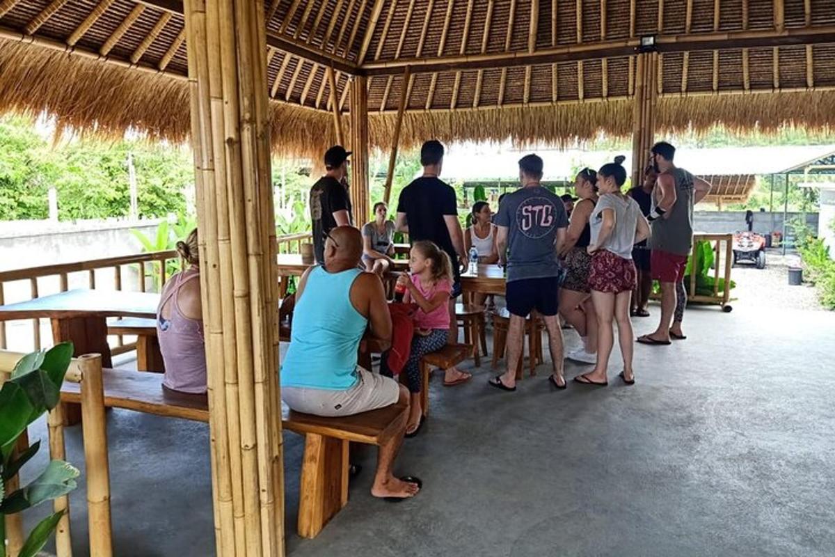 um grupo de pessoas sentadas às mesas de um restaurante