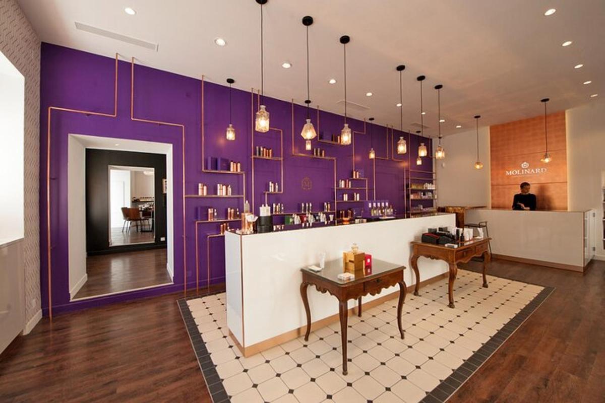 ein Restaurant mit lila Wänden und einer Bar mit zwei Tischen
