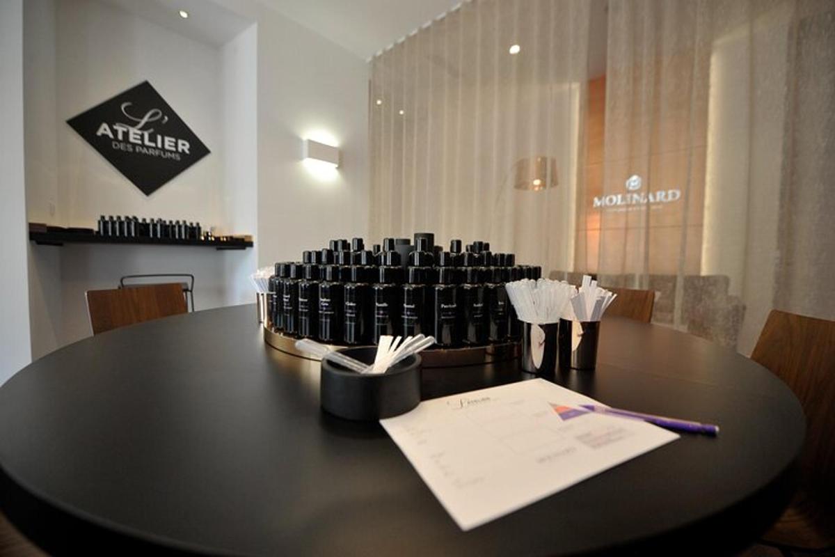 une table noire avec un stylo et des papiers dessus