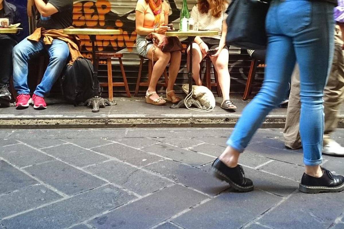 un grup de persones assegudes a una taula