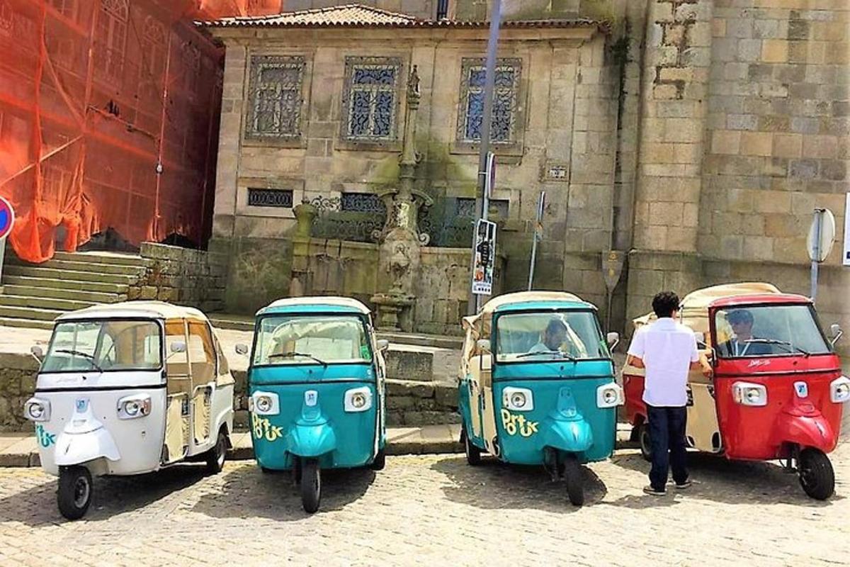 Tres vehículos de tres ruedas estacionados frente a un edificio