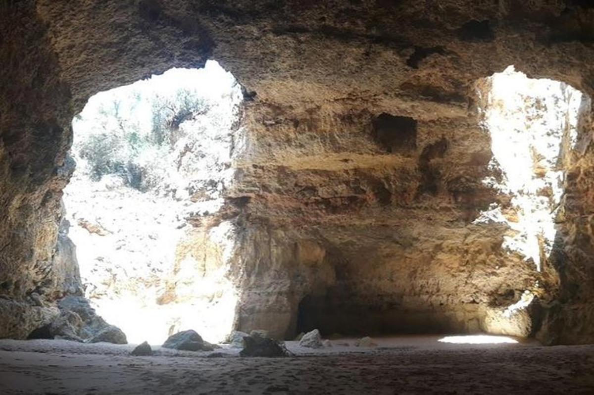 eine Höhle mit einer Öffnung in einer Felswand