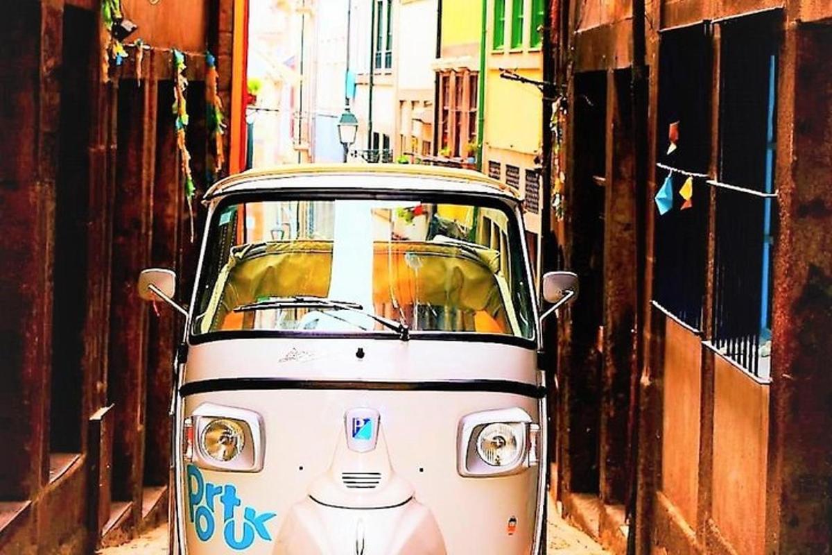 Un coche pequeño aparcado en una calle estrecha