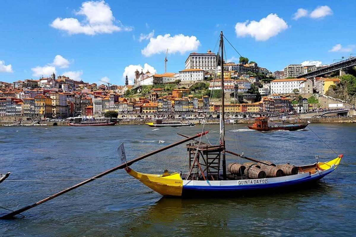 Un barco amarillo y azul en el agua cerca de una ciudad.