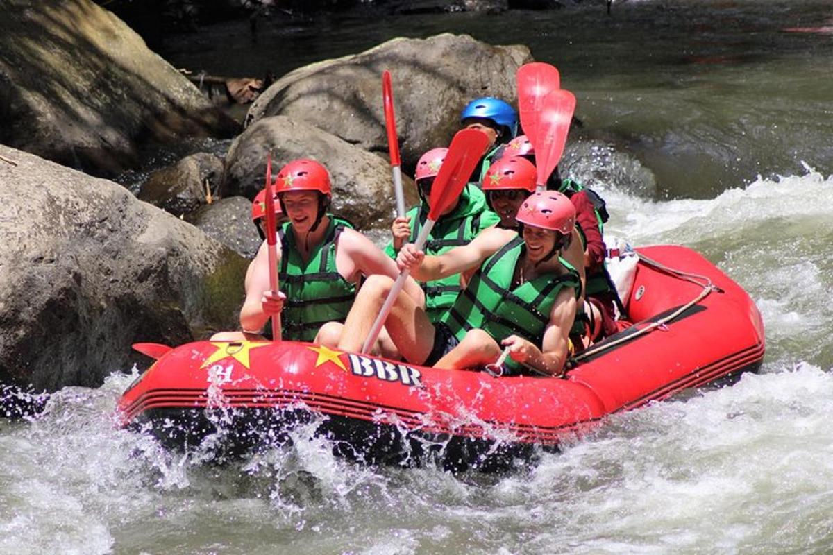 un gruppo di persone su una zattera in acqua