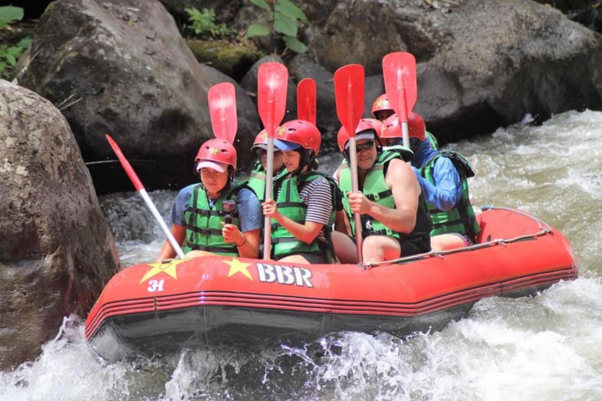 un gruppo di persone su una zattera su un fiume