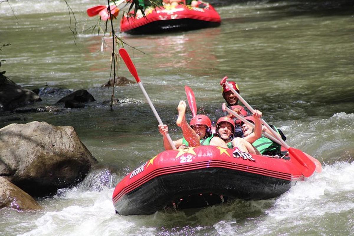 un gruppo di persone su una zattera in un fiume