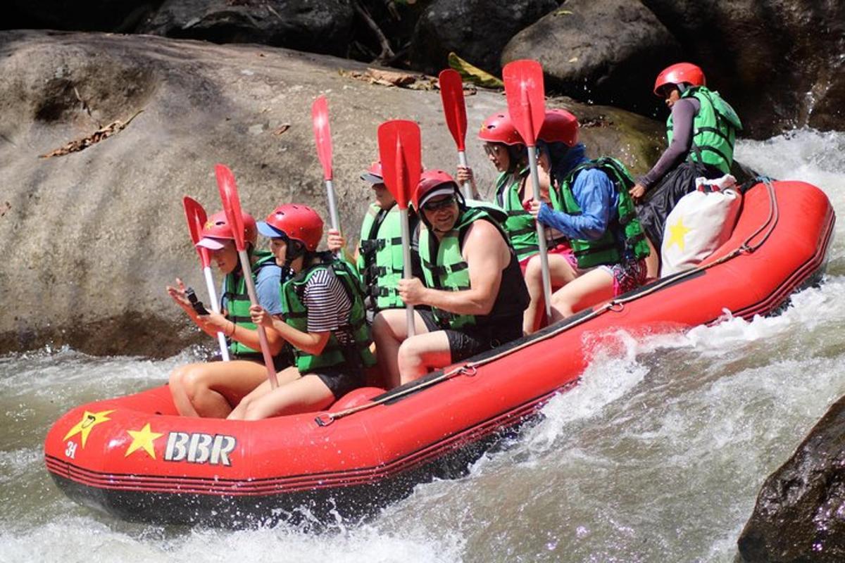 un grup de persones en una bassa en un riu