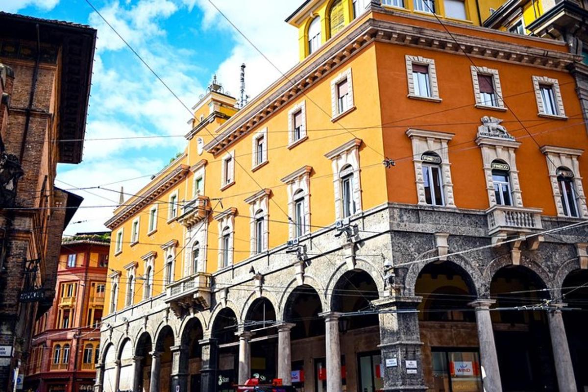 rumena stavba z urnim stolpom na ulici