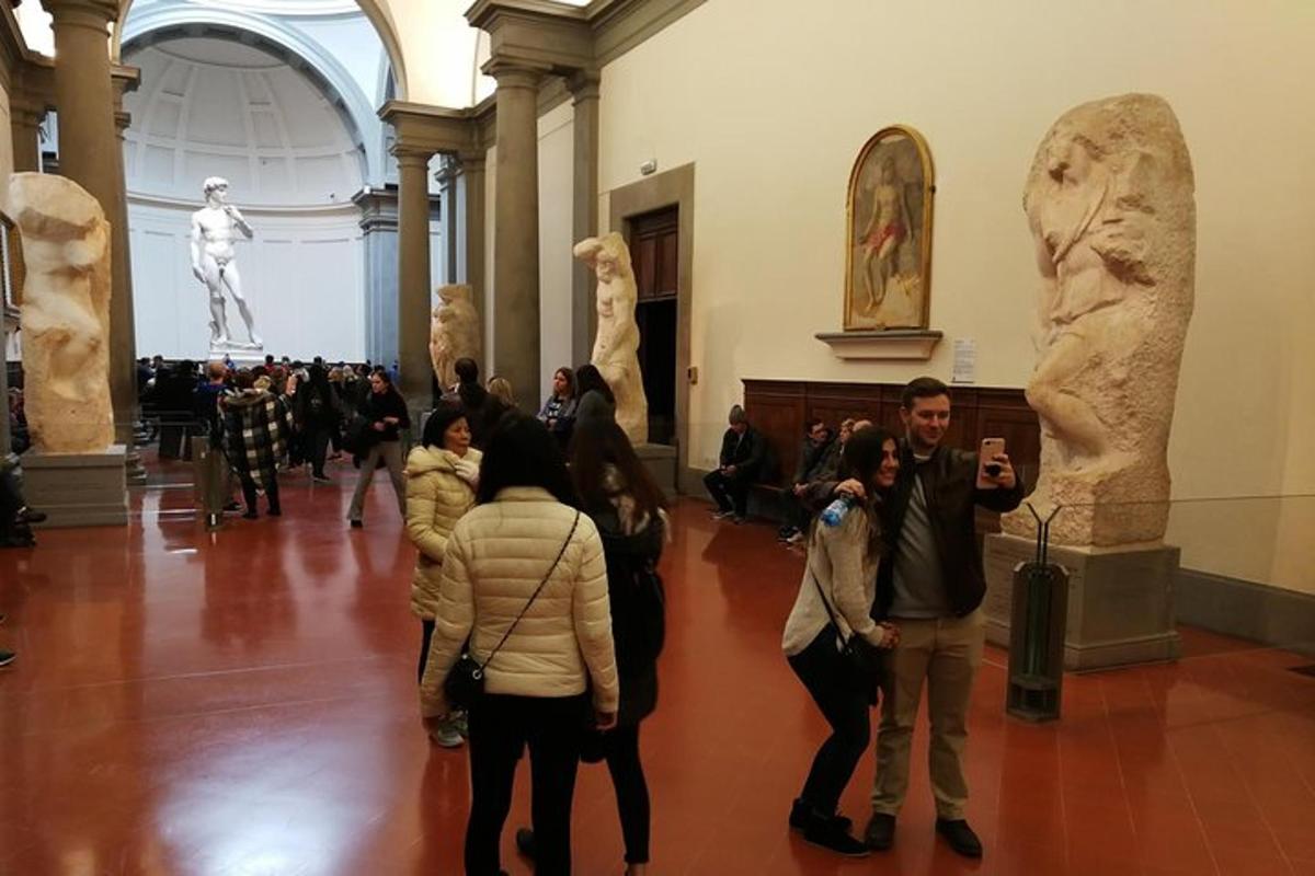 un gruppo di persone che guardano le statue in un museo