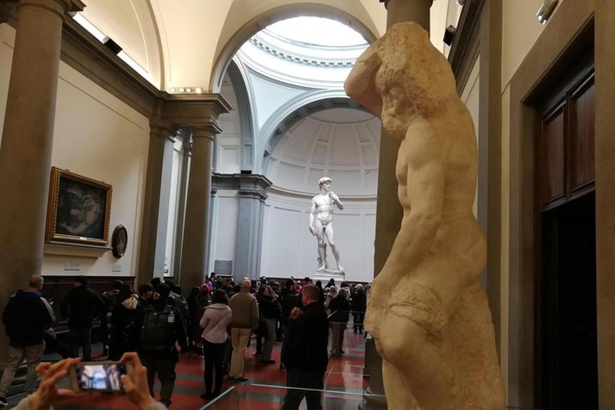 una persona che scatta una foto di una statua in un museo