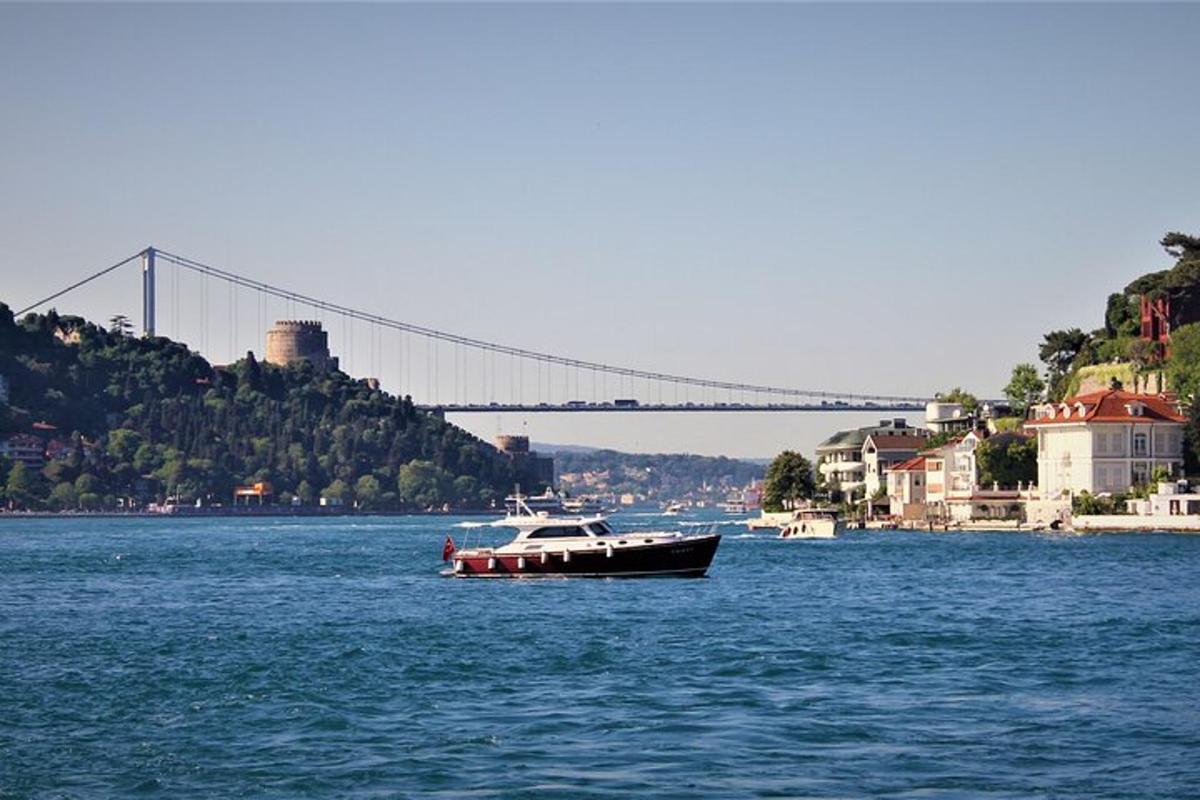 una barca in acqua con un ponte sullo sfondo