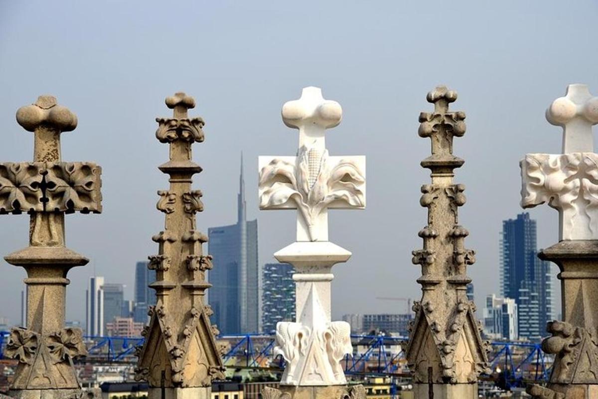 skupina křížů před panoramatem města