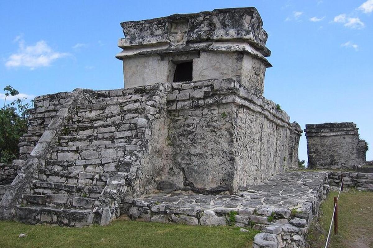 un vecchio edificio in pietra con una finestra in cima