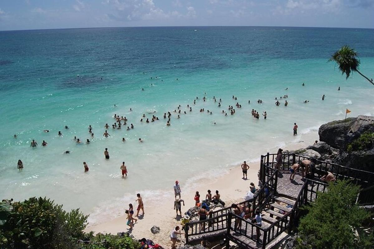 eine Gruppe von Menschen im Wasser an einem Strand